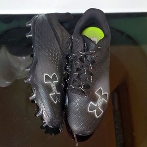 Under Armor Boys size 5.5Y Soccer Cleats